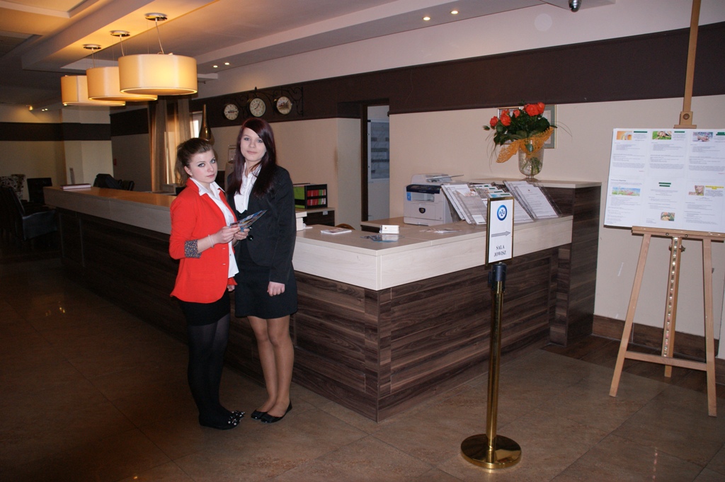 Uczennice w recepcji Hotelu Mercure Dosłońce  Conference & SPA, 2012r.
