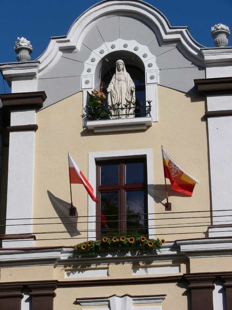 2007 r. - uroczysty powrót Figury Matki Bożej na fronton budynku.