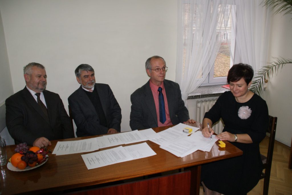 Podpisanie umowy o współpracy z Francją, 2011 r.
Od lewej: Starosta Miechowski M. Gamrat, przedstawiciele szkoły francuskiej, Dyrektor Szkoły M. Samborska.