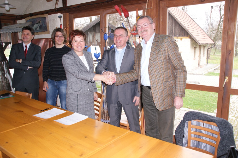 Podpisanie umowy o współpracy zagranicznej.
Od lewej: dyrektor ZSNr 1, J. Wołoch- właściciel F.H.P. „Wołoch”, przedstawiciel szkoły z Niemiec, 2014r.