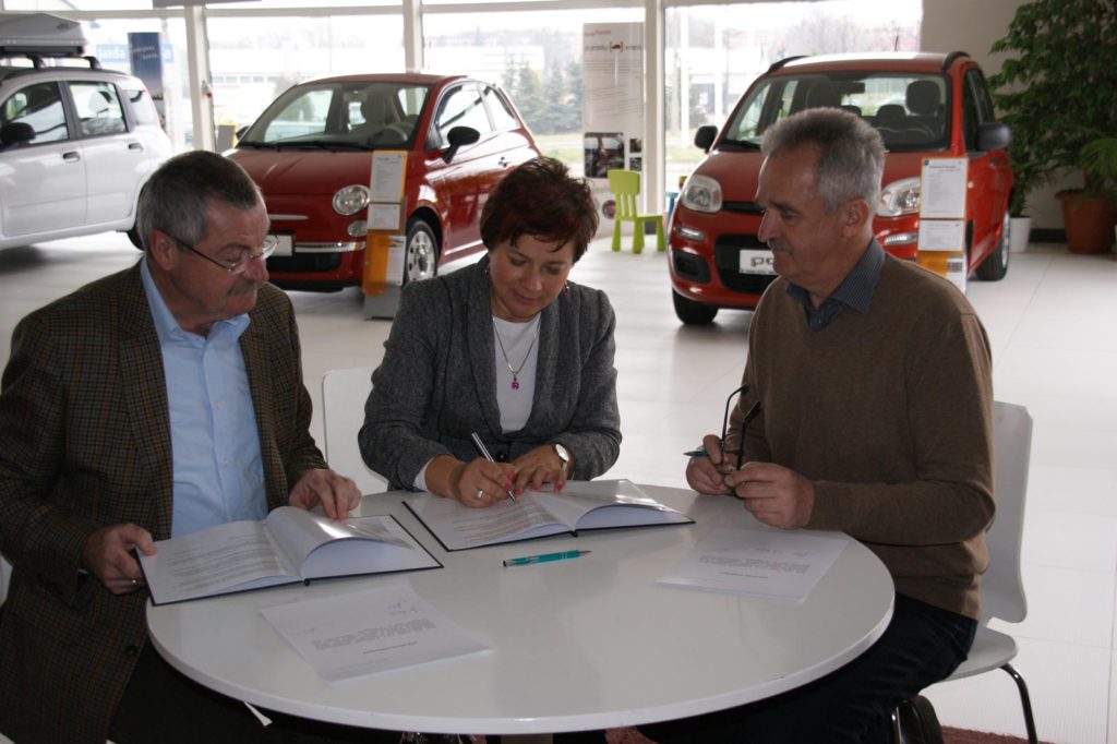 Podpisanie umowy współpracy zagranicznej. 
Od lewej: przedstawiciel szkoły niemieckiej, dyrektor ZSNr1 i K. Chrząszcz dyrektor firmy PRIMA AUTO sp. Zo.o. w Miechowie, marzec 2014 r.